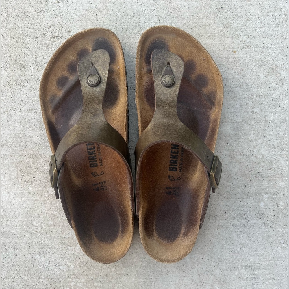 Birkenstock Gizeh sandals with brown shimmer polished leather